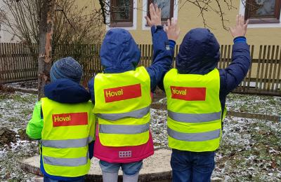 Übergabe der Warnwesten durch Fa. Hoval